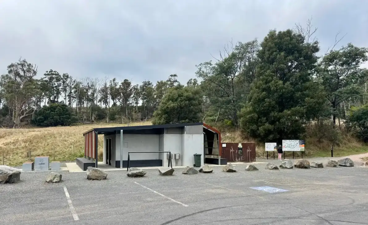Warrawee Forest trailhead car park overview